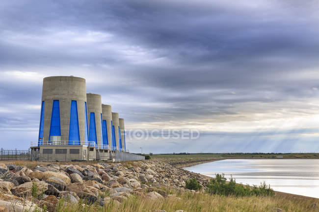 Turbinas hidroeléctricas en la presa Gardiner en el lago Diefenbaker, Saskatchewan, Canadá - foto de stock