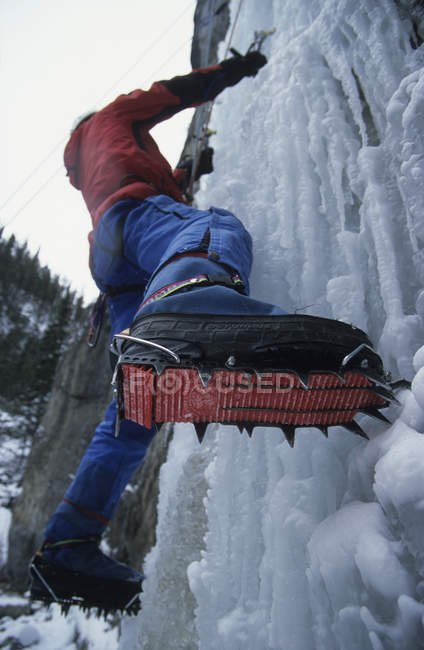 Escalador de gelo fazendo caminho até a queda de gelo em Grotto Canyon, Canmore, Alberta, Canadá . — Fotografia de Stock