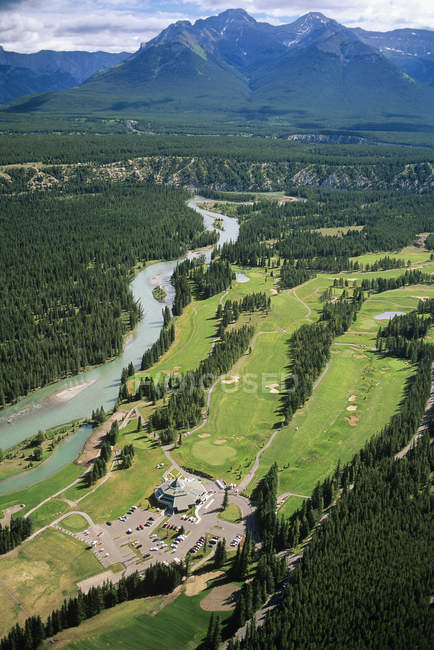 Vista aérea del campo de golf en Banff National Park, Alberta, Canadá . - foto de stock