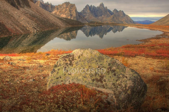Grabsteinberge, die sich im Wasser des Talussees spiegeln, Grabstein Territorialpark, Yukon, Kanada — Stockfoto