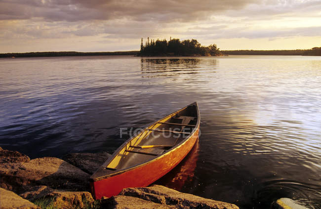 Canoa ancorada no Lago Nutimik, Parque Provincial Whiteshell, Manitoba, Canadá . — Fotografia de Stock