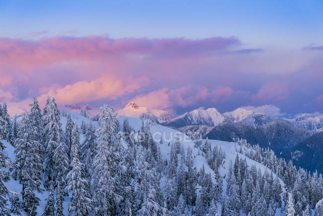 Paesaggio nuvoloso al crepuscolo d'inverno, Mount Seymour Provincial Park, British Columbia, Canada — Foto stock