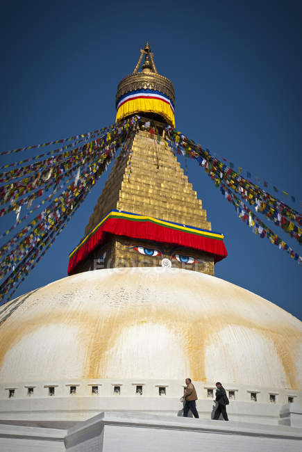 Vue en angle bas du stupa Boudhanath avec drapeaux de prière sur le site spirituel de Katmandou, Népal . — Photo de stock