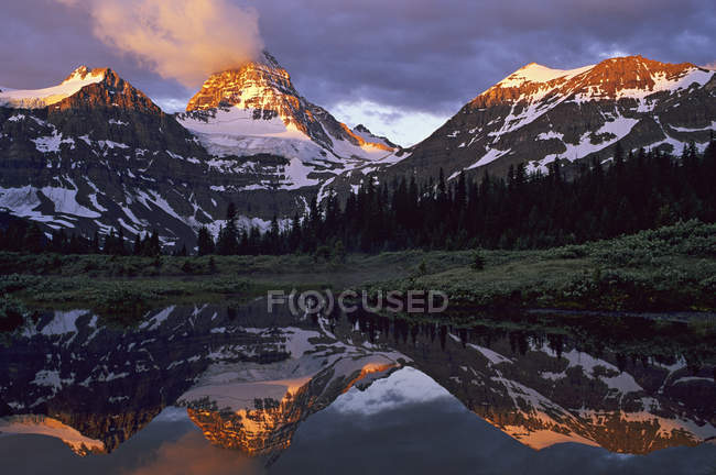 Le mont Assiniboine se reflète dans le lac du parc provincial Mount Assiniboine, Canada — Photo de stock