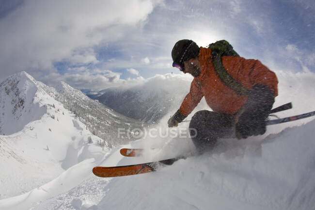 Sciatore che fa girare la polvere nel backcountry di Kicking Horse Resort, Golden, British Columbia, Canada — Foto stock