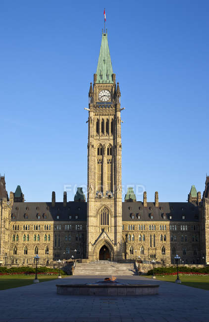 Peace Tower y el edificio del parlamento canadiense en Ottawa, Ontario, Canadá - foto de stock