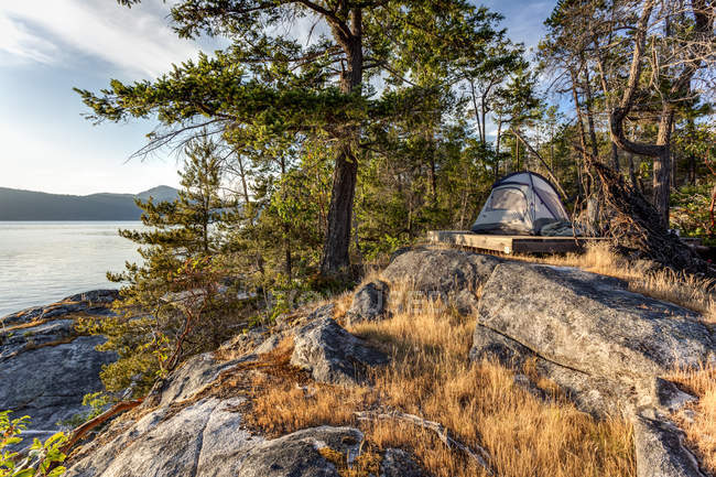 Sunset light on tent on West Curme Island in Desolation Sound Marine Park, British Columbia, Canada. — Stock Photo