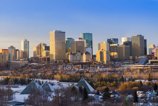 Houses and park in city skyline in winter, Edmonton, Alberta, Canada — Stock Photo