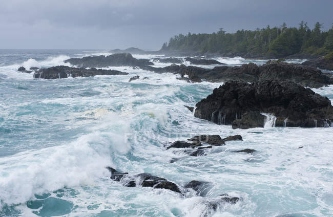 Storm clouds and waves by Wild Pacific Trail in Ucluelet, Canada — Stock Photo