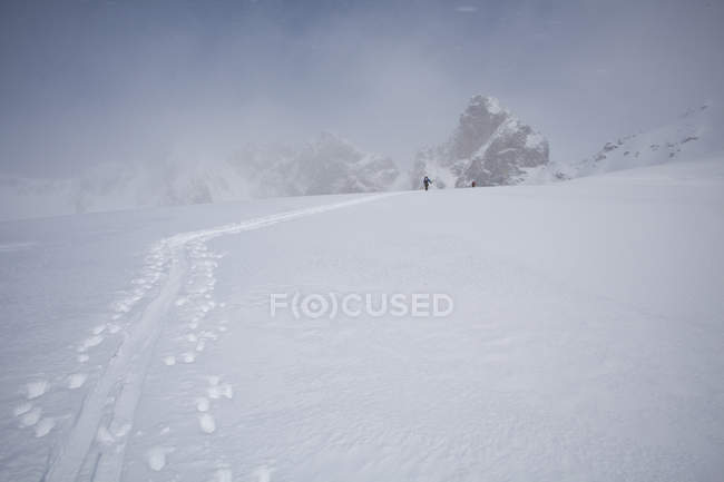 Нерозпізнаний людей лижного туризму через льодовик Кхумбу Lodge, Британська Колумбія, Канада — стокове фото
