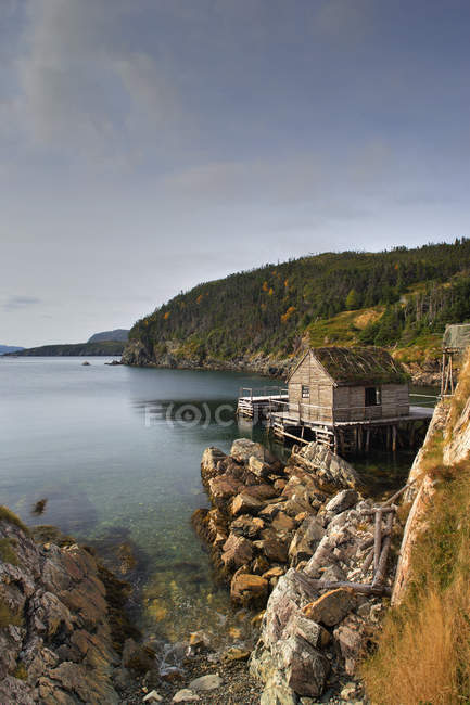 Casa de madeira na doca em Boaventura, Terra Nova, Terra Nova e Labrador, Canadá . — Fotografia de Stock