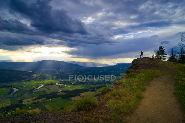 Hiker revels in the view after a challenging, yet rewarding hike to the top of the Enderby Cliffs, overlooking Enderby, in the Okanagan/Shuswap region of British Columbia, Canada — Stock Photo