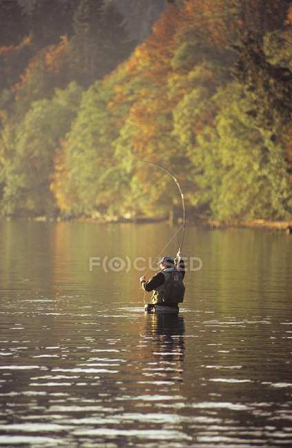 Uomo pesca a mosca in autunno, Cherry Point, Vancouver Island, British Columbia, Canada . — Foto stock