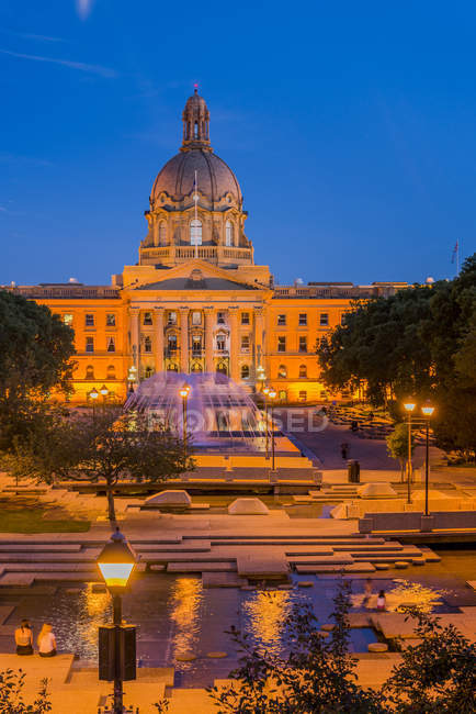 Fontana di fronte all'edificio Alberta Legislature a Edmonton, Alberta, Canada — Foto stock