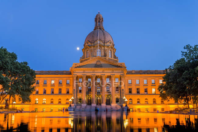 Façade de l'Assemblée législative de l'Alberta au crépuscule, Edmonton, Alberta, Canada — Photo de stock