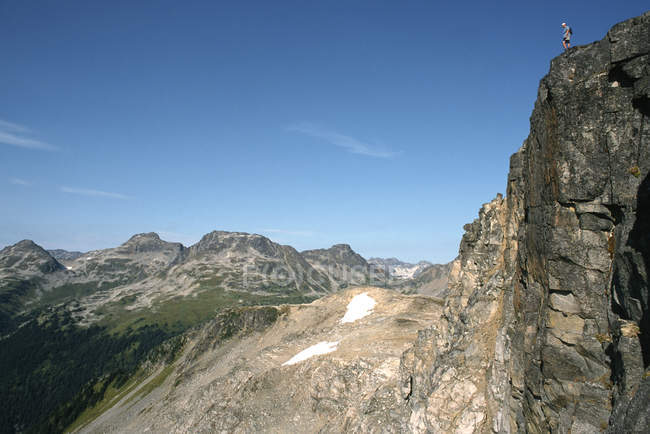Homem em pé no topo de falésias de Lizzy Creek Trail, Pemberton, British Columbia, Canadá . — Fotografia de Stock