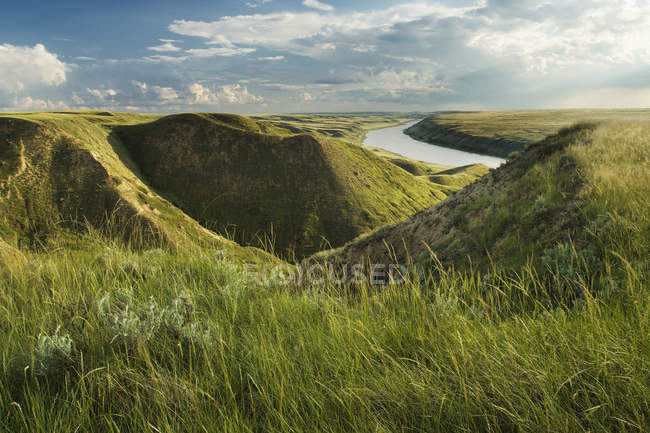 Rio South Saskatchewan em Big Bend perto de Leader, Saskatchewan, Canadá — Fotografia de Stock