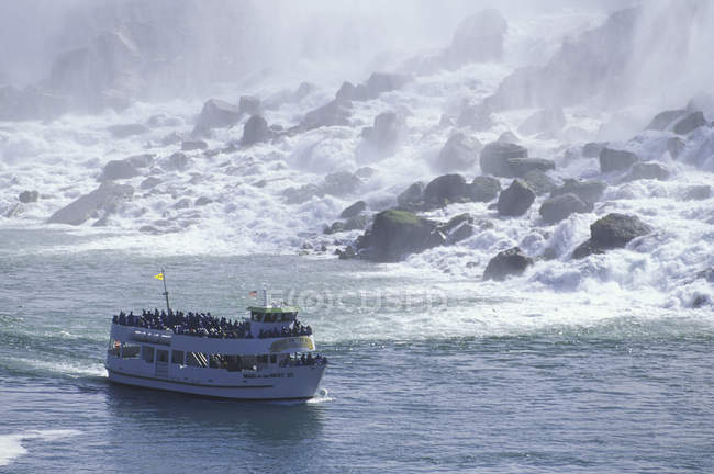 Amerikanische Wasserfälle und Ausflugsboote, Niagarafälle, Ontario, Kanada. — Stockfoto