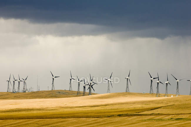 Céu tempestuoso sobre parques eólicos perto de Pincher Creek, Alberta, Canadá . — Fotografia de Stock
