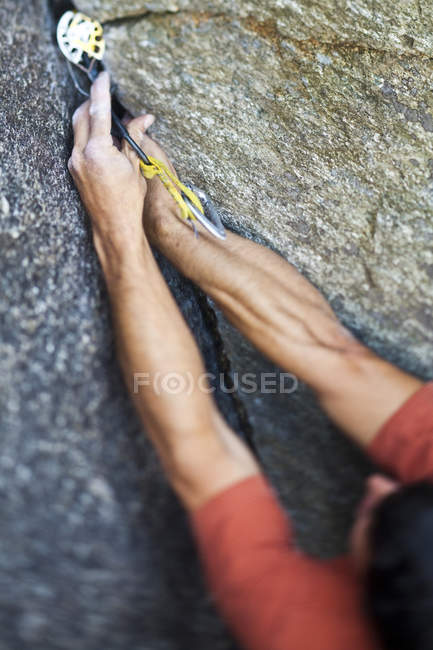 Forte alpinista masculino escalada canto crack, Squamish, Canadá — Fotografia de Stock