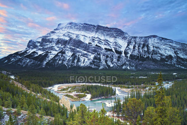 Vista panorámica del Monte Rundle del Parque Nacional Banff, Alberta, Canadá - foto de stock