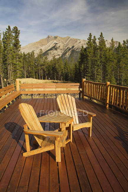 Chaises longues Aurum Lodge près de Nordegg, Alberta, Canada — Photo de stock