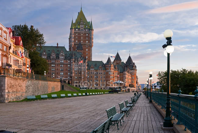 Chateau Frontenac e Dufferin Terrace ao amanhecer, Quebec, Canadá — Fotografia de Stock