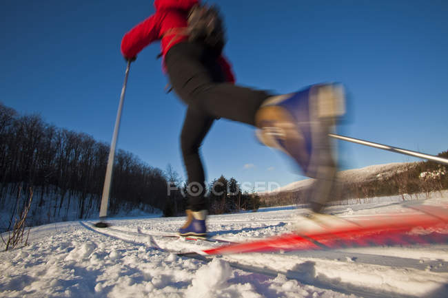 Размытый вид женщин, катающихся на беговых лыжах в Орфорде, Квебек, Канада — стоковое фото