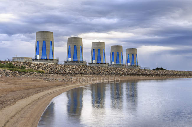 Turbinas hidroeléctricas en la presa Gardiner en el lago Diefenbaker, Saskatchewan, Canadá - foto de stock