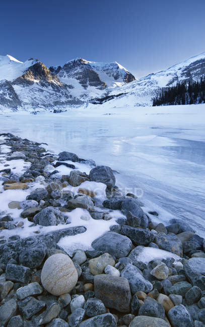 Monte Athabasca y Monte Andrómeda sobre el río Sunwapta en Columbia Icefields, Parque Nacional Jasper, Alberta, Canadá - foto de stock
