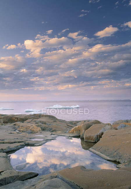 Paysage nuageux sur Bird Cove, baie d'Hudson, Churchhill, Manitoba, Canada — Photo de stock
