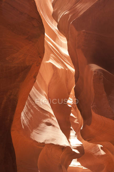 Superficie de arenisca esculpida del Cañón del Antílope Superior en Arizona, Estados Unidos - foto de stock