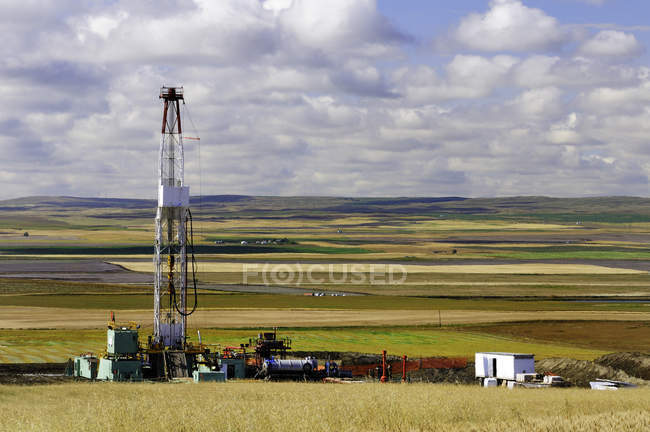 Perforazione di precisione impianto di perforazione per il petrolio accanto al campo di grano vicino Milo, Alberta, Canada — Foto stock