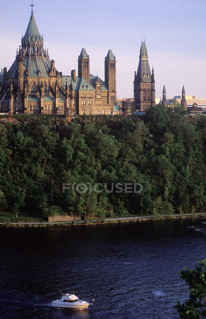 Biblioteca del Parlamento edifici attraverso il fiume Ottawa con barca di passaggio, Ottawa, Ontario, Canada . — Foto stock
