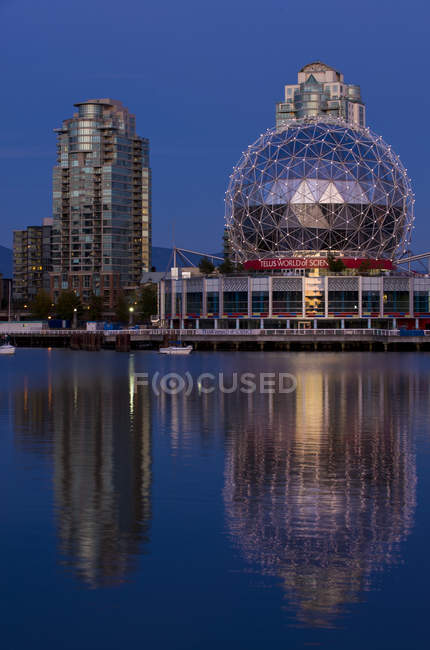 Telus World of Science and buildings, False Creek, Vancouver, Columbia Británica, Canadá - foto de stock