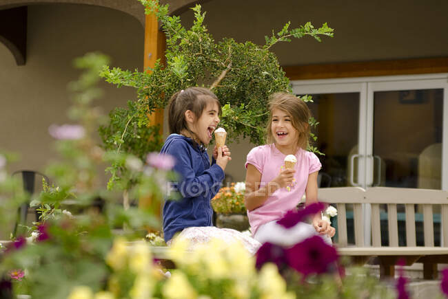 Young girls enjoy ice cream from Tree To Me in Keremeos, in the Similkameen region of British Columbia, Canada. MR022 — Stock Photo