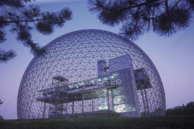 Cupola geodetica del museo della biosfera di Montreal al tramonto a Montreal, Quebec, Canada . — Foto stock