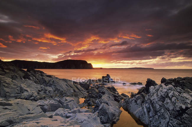 Sunset over rocky shore by Town of Trinity, Bonavista Peninsula, Newfoundland and Labrador, Canada. — Stock Photo