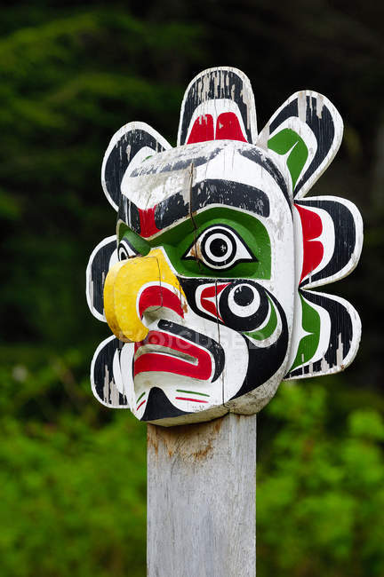 Тотем с солнцезащитной маской на захоронении на острове Корморант, Британская Колумбия, Канада . — стоковое фото