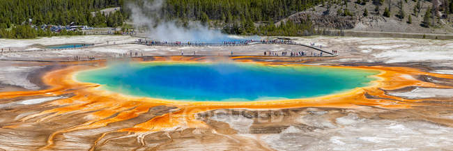 Grand étang de printemps prismatique avec des touristes dans le parc national de Yellowstone, Wyoming, États-Unis . — Photo de stock