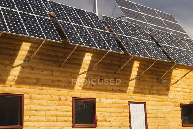Paneles solares de lodge cerca de Nordegg, Alberta, Canadá - foto de stock