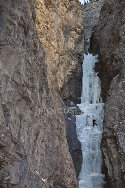 Man climbing rocks in beautiful Ghost River Valley, Alberta, Canadá — Fotografia de Stock