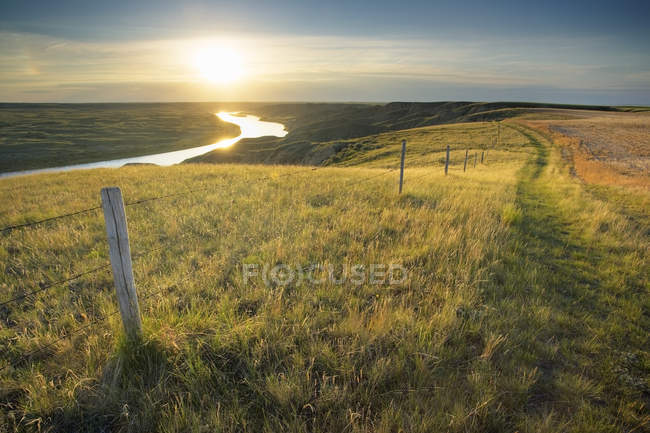 Pôr do sol sobre o rio South Saskatchewan perto de Leader, Saskatchewan, Canadá . — Fotografia de Stock