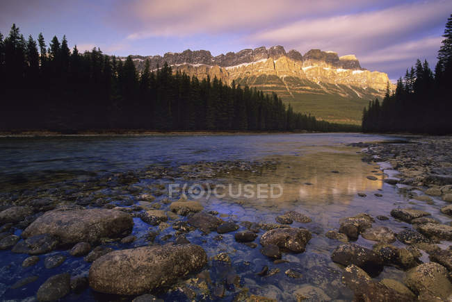 Castle Mountain reflexão no rio Bow em Banff National Park, Alberta, Canadá — Fotografia de Stock