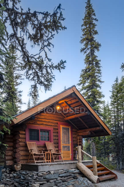 Rustic cabin on shore of Lake Ohara in Yoho National Park, British Columbia, Canada. — Stock Photo