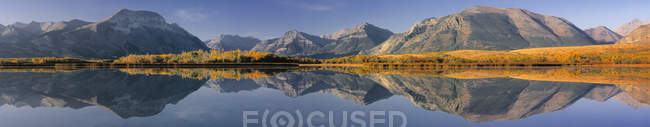 Paisaje del lago Maskinonge, Parque Nacional de los Lagos Waterton, Alberta, Canadá - foto de stock