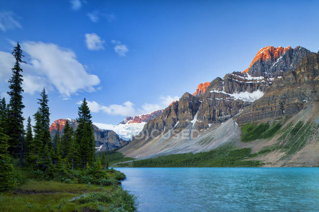 Vista panorâmica de Crowfoot Mountain and Bow Lake, Banff National Park, Alberta, Canadá — Fotografia de Stock