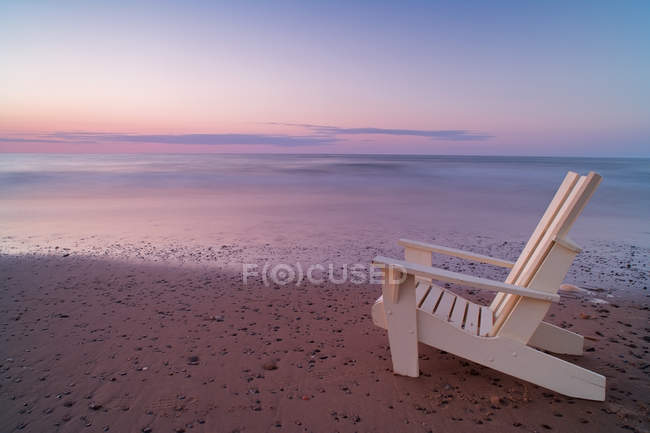 Sedia da spiaggia presso lo stretto di Northumberland di Inverness, Isola del Capo Bretone, Nuova Scozia, Canada . — Foto stock