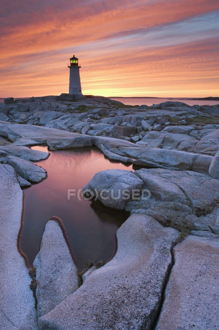 Leuchtturm von Peggy Bucht in der Abenddämmerung in Nova Scotia, Kanada. — Stockfoto