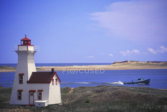 Будівля Tryon маяка на пляжі Кавендіш, Острів Принца Едуарда, Канада. — стокове фото